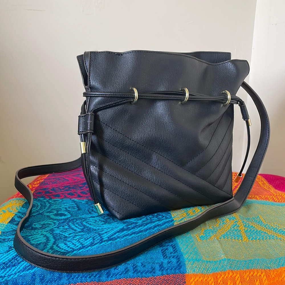 Liz Claiborne | Purse | Adjustable Strap | Black and Gold